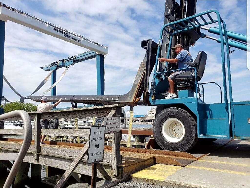 Travel lift boat handling services